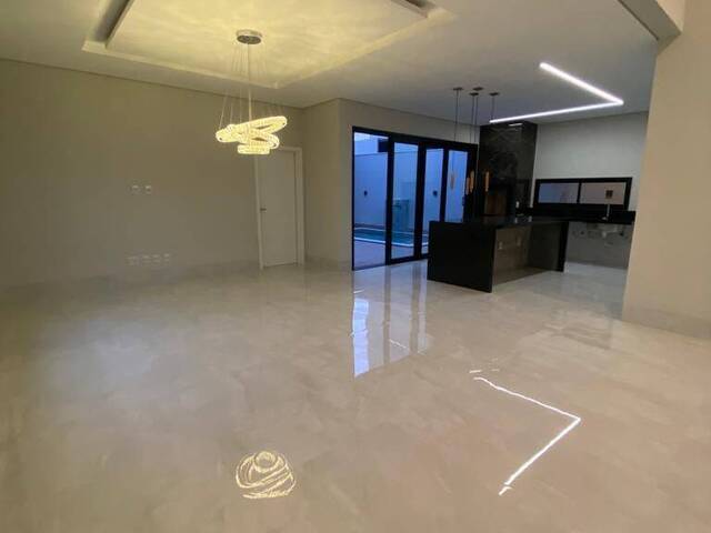 Casa para Venda em Várzea Grande - 3